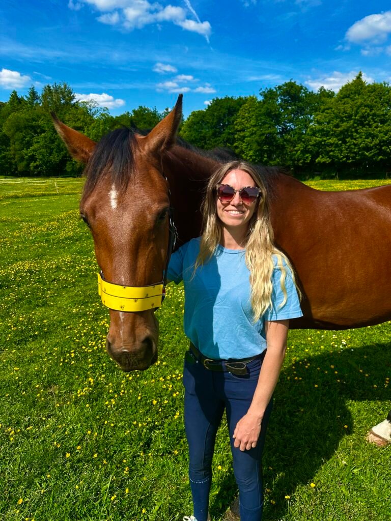 créatrice du projet posant avec son cheval équipé du licol anti mouche equiflytrap
